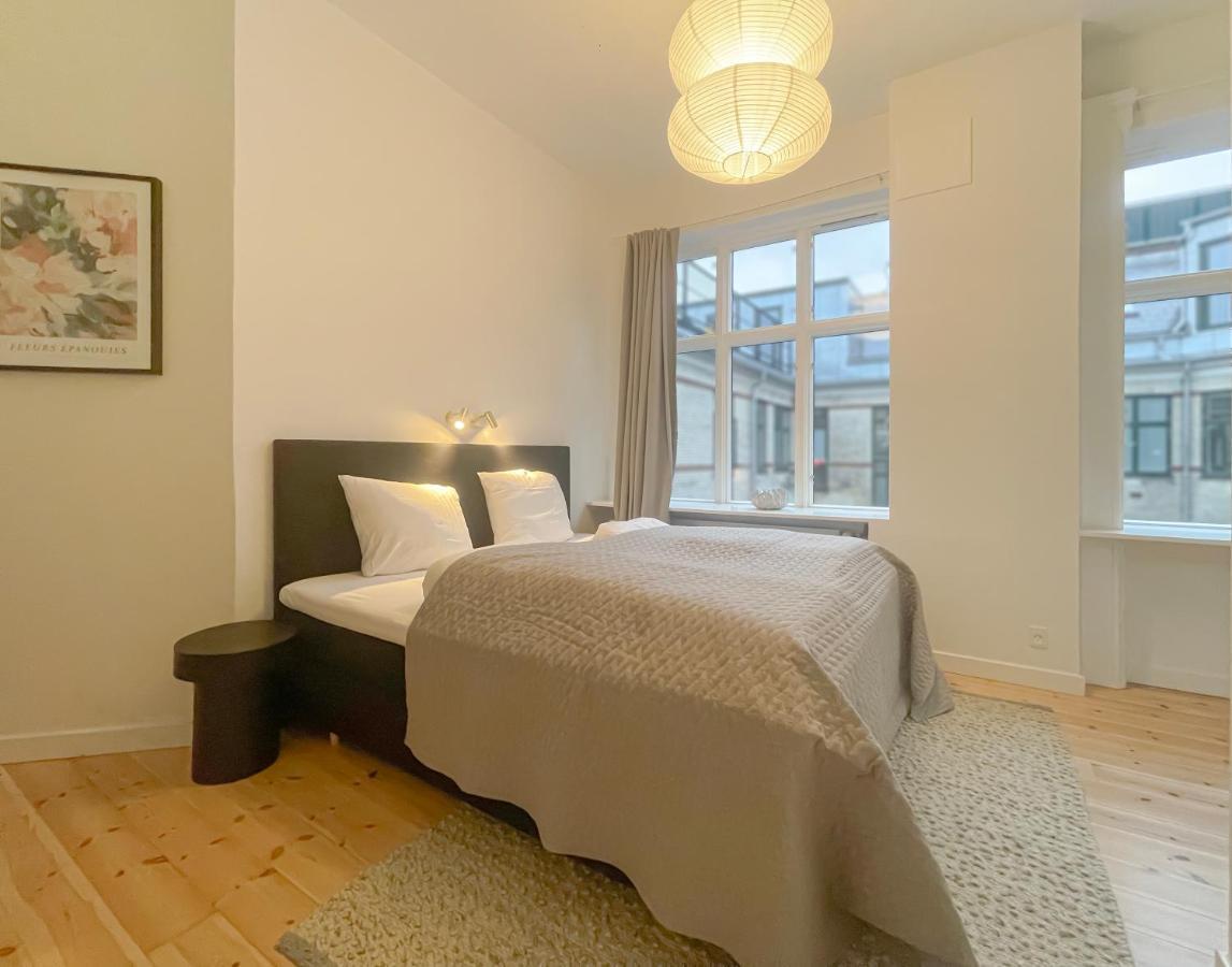 Large & Modern 4 Bedroom Lejlighed *